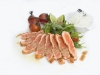 Salmon Tataki - Lehce grilovaný skotský losos (rare) s rukolovým salátkem, cherry rajčátky, sezamovým dresinkem, podáván s jasmínovou rýží