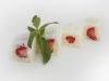  White Orchid - Exkluzivní sladká sushi rolka s jahodami obalena v kokosu se sladkým přelivem