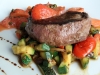 Grilovaný hovězí steak na zeleném pepři s jahodami a restovanou zeleninou