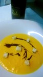 Talíř s dýňovou polévkou zdobenou dýňovým olejem
