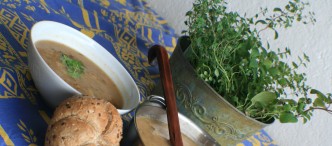Na obrázku je polévka z houby Kotrč s čerstvým pečivem