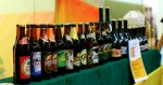 na obrázku je řada lahvových piv lokálních výrobců v expozici na festivalu gastro food fest v Litoměřicích