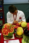 Vyřezávání ovoce (carving) na gastro food festivalu