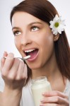 fotka dívky s jogurtem ke článku o zdravé stravě, mléčných výrobcích a prebiotikach na stránkách gastrovylety