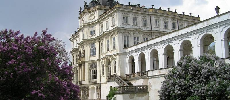 Na obrázku je budova zámku Ploskovice. Výlet na zámek Ploskovice je skvělé místo pro celou rodinu