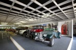 Na obrázku jsou automobily v hale technického muzea v Liberci 