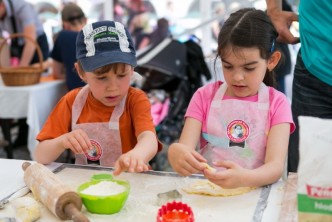 Děti modelují z cukrářské hmoty na gastronomickém festivalu v Litomyšli Gastronomické slavnosti Magdaleny Dobromily Rettigové