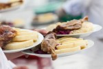  Gastronomické slavnosti Magdaleny Dobromily Rettigové na obrázku servírování husy s knedlíkem a zelím