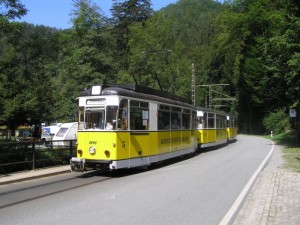 Na obrázku žlutí tramvaj jezdící v  národním parku Saské Švýcarsko. Takzvaná Křinická tramvaj.