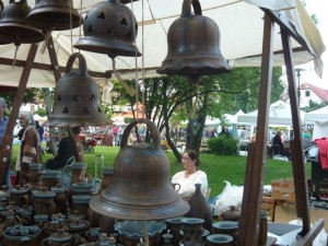 keramické trhy v Kostelci při akci  den keramiky. Na obrázku keramické zvony 