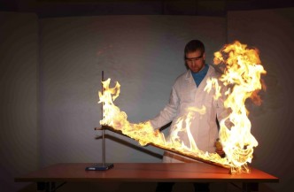 Na obrázku vědec provádějící show s ohněm v Liberecké iqlandii