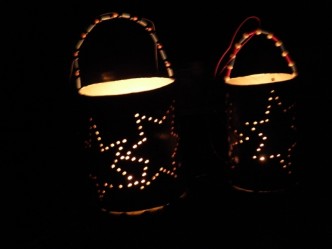 Na obrázku jsou svítící lampiony s motivem hvězd připravené pro společnou muzejní noc měst Jablonec nad Nisou a Liberec