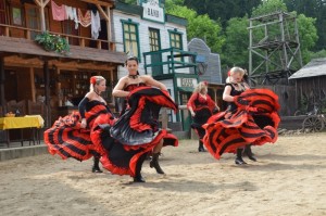 mexické tanečnice na prázdninovém karnevalu ve westernovém městečku Šiklův mlýn