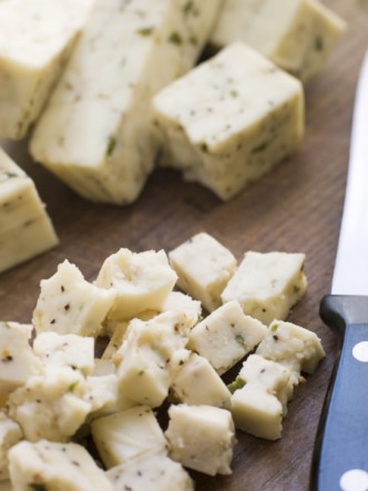 nakrájené kostičky sýru, obrázek k článku o alternativním stravování