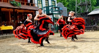 mexické tanečnice na prázdninovém karnevalu ve westernovém městečku Šiklův mlýn