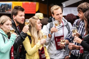 skupinka mladých lidí koštujících víno na vinobraní v Mikulově-Pálava