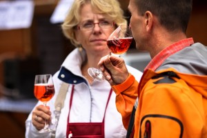 dvojice koštující růžové víno na jihu Moravy při pálavském vinobraní v Mikulově 