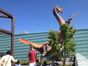 expozice v Libereckém Dinoparku. Na obrázku  Therizinosaurus