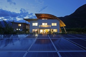 moderní budova ekologické farmy v Jižním Tyrolsku