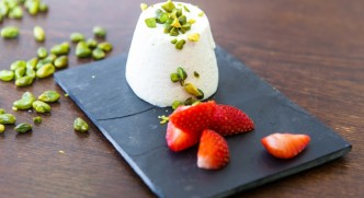 Panna cotta s pistáciemi- smetanový dezert zdobený pistáciemi a jahodami