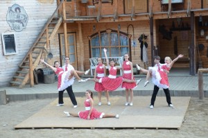 Skupina tanečníků při vystoupení na tanečním festivalu ve westernovém městečku Šiklův mlýn