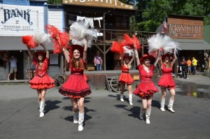tanečnice v červených šatech při vystoupení na tanečním festivalu v Šiklově mlýně