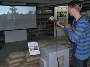 simulátor střílení z pancéřové pěsti na výstavě k sedmdesátému výročí konce války v libereckém science centru iqlandia 