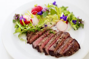 pečený flank steak se salátem, ředkvičkami a jedlými květy- ilustrační foto ke článku s pozvánkou na gastronomický festival „Jídlo z blízka který se bude konat v Brně