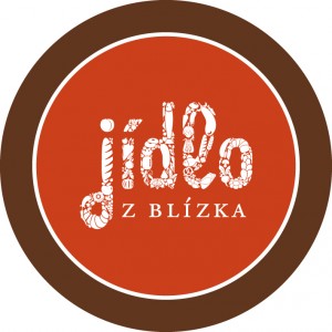 logo gastronomického festivalu „Jídlo z blízka - kruh znázorňující talíř s textem jídlo z blízka
