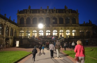 lidé jdoucí do muzea při muzejní noci