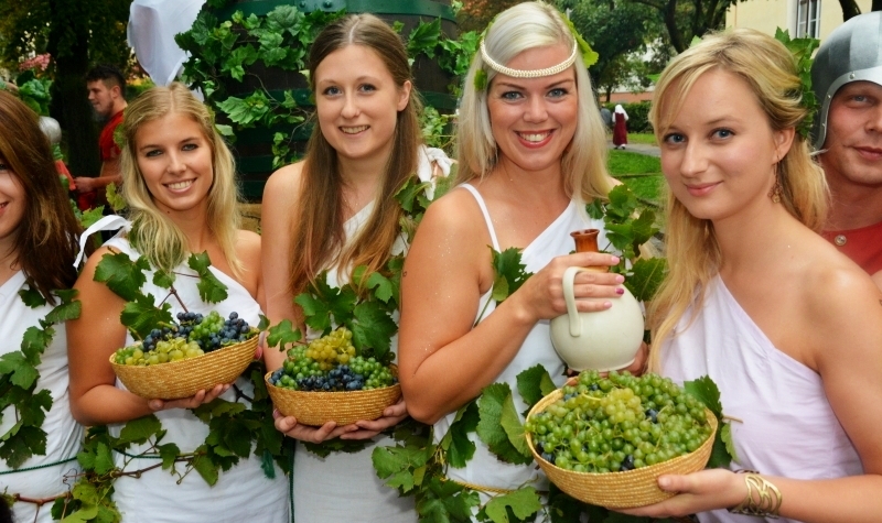 Dívky s hrozny- Znojemské vinobraní