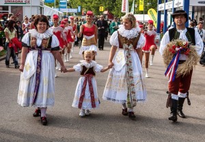 mezinárodní festival Země Živitelka, návštěvníci v krojích
