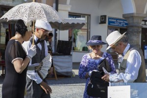 Lidé v historických krojích na náměstí v Kutné hoře