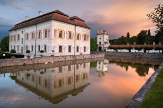 Zámek Kratochvíle s vodním příkopem za svitu večerního slunka