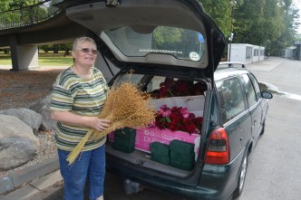 Paní veze růže z veletrhu Flora Olomouc nemocným dětem