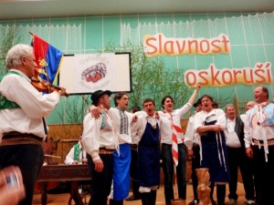 vystoupení folklorního souboru na slavnostech oskoruší