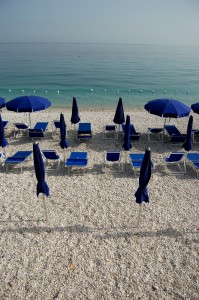 Italská pláž s lehátky a slunečníky