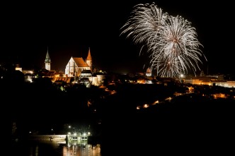 Noční pohled na Znojmo s ohňostrojem