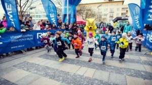 Zážitkový běh Night run v Praze. na obrázku děti na startu zívodu