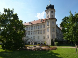 Část budovy zámku Mníšek pod Brdy se zahradou