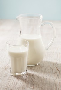 karafa s mlékem a skleničkou
