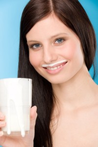 dívka pije mléko, obrázek k článku o vhodnosti náhražek mléka