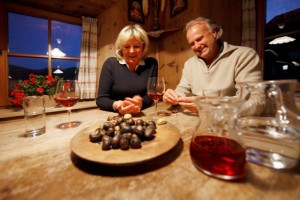 Manželský pár na farmě v Jižním Tyrolsku při ochutnávce Jihotyrolské gastronomie