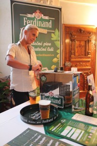 blondýnka točí pivo Ferdinand