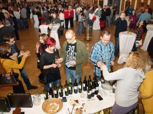 Lidé při degustacích vína na festivalu vína v Českém Krumlově