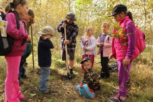 Děti sází sazenice stromů v ZOO Chomutov