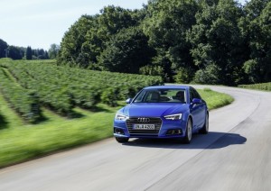 modré audi A4 na cestě