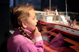 Dívka si prohlíží exponát modelu lodě -Technické muzeum praha/gastrovýlety.cz