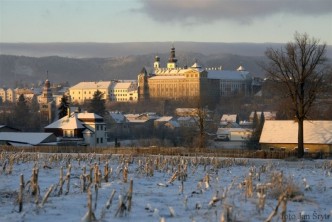 Zimní pohled na Broumovský klášter
