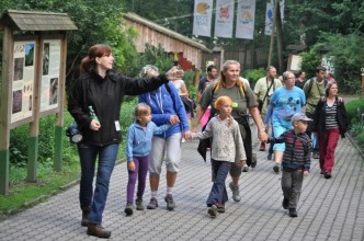 Děti s průvodkyní při komentované prohlídce ZOO v Děčíně